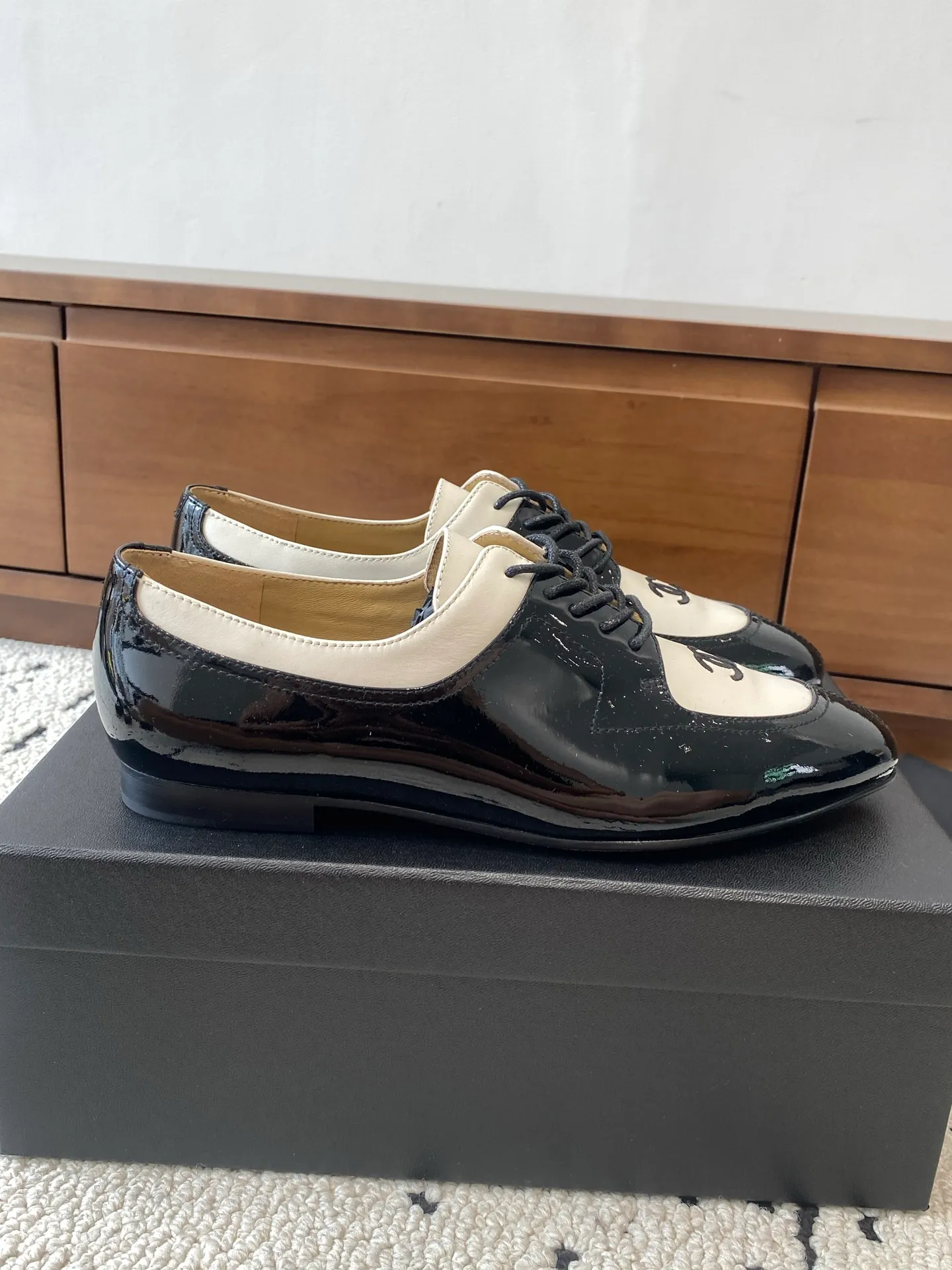 👟👟Ex-factory price 580👟👟 🍀CHANEL｜Chanel Xiaoxiang 25C new autumn and winter products, pointed-toe flat-soled deep-mouth shoes, full of retro style, elegant shoe shape, very pleasing to look at. The pointed toe makes the feet become thinner and looks slender. The classic double-C electric alluring design is particularly fashionable and elegant. The upper is made of top calf patent leather and the lining is silk sheepskin. It is super comfortable. Italian imported cowhide leather outsole. Size: 35-39 (customized 40/41) 👉 👉 👉 Buy now 👉 Buy now 👉